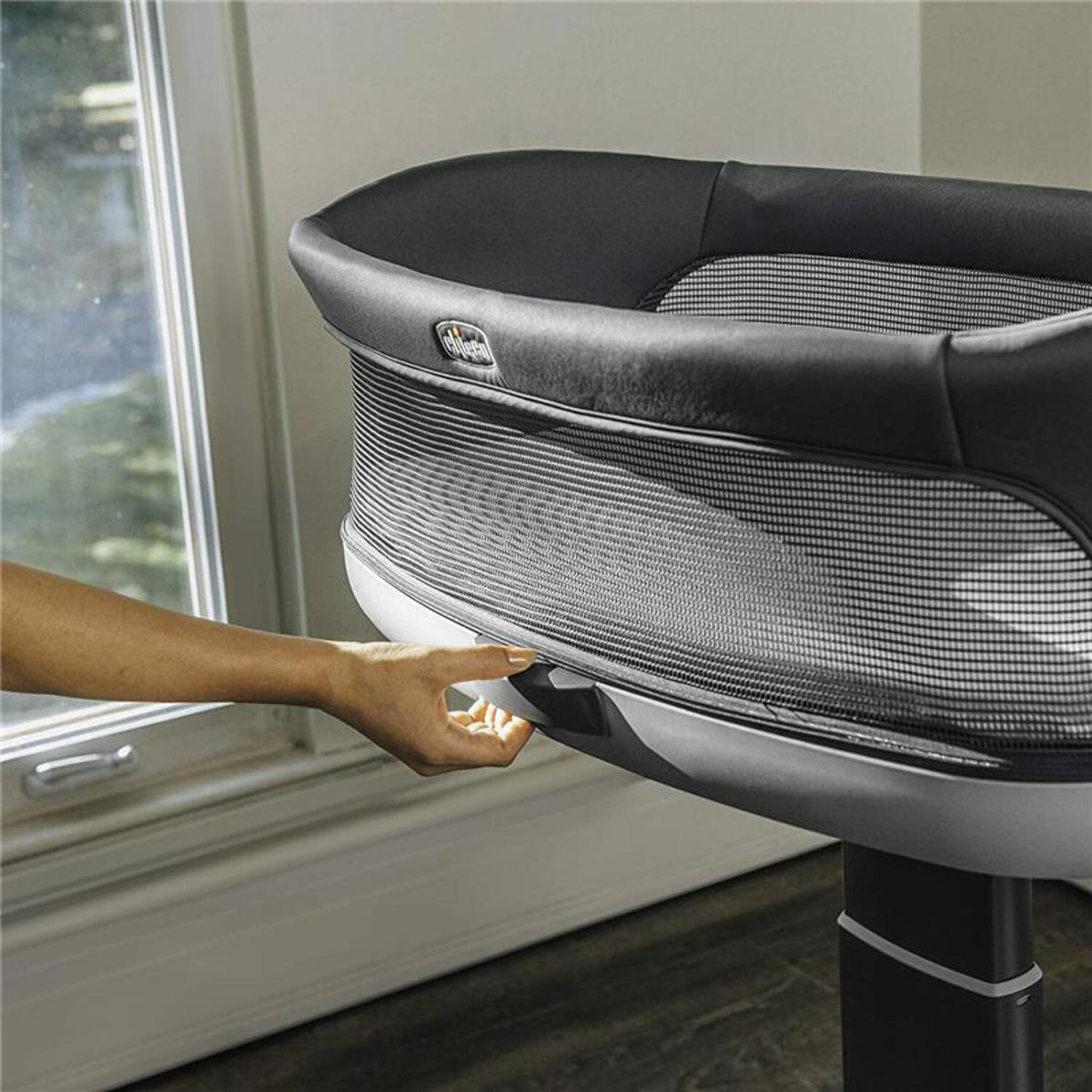 Chicco Close to You SE Portable Bedside Bassinet. Height Adjustable. Mesh Sides - Charcoal (Grey). New